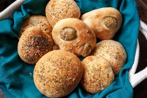 корзинка с маленьким хлебом фокачча