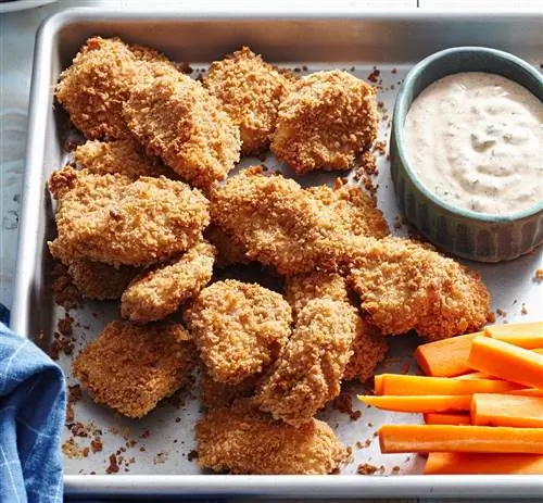 Низкокалорийные хрустящие куриные наггетсы с соусом ранчо с кинзой