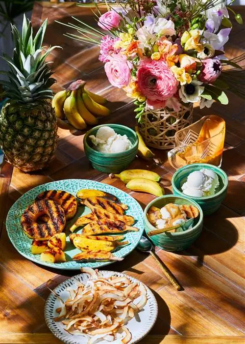 Жареные бананы и ананасы с кокосово-карамельным соусом