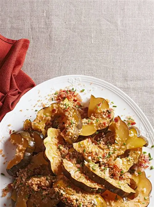 Желудевая тыква с крошками из бекона и лука-резанца