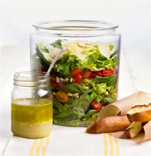 Салат из базилика и помидоров