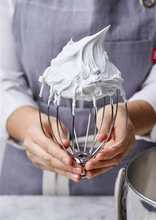 венчик, показывающий яичные белки на жестких пиках