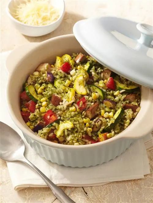 Запеканка из ризотто с овощами и песто