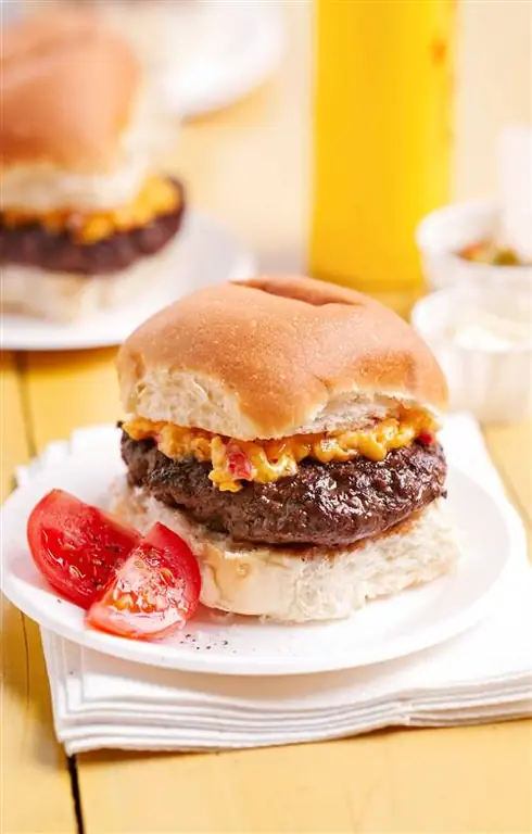 Домашний бургер с сыром пимьенто