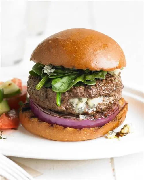 Бургер с начинкой из голубого сыра с красным луком и шпинатом