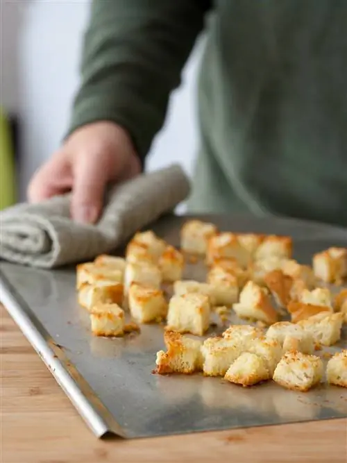 приготовление сухариков на металлическом противне