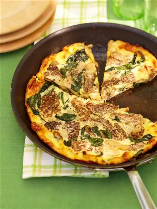 Морель Frittata в металлической кастрюле
