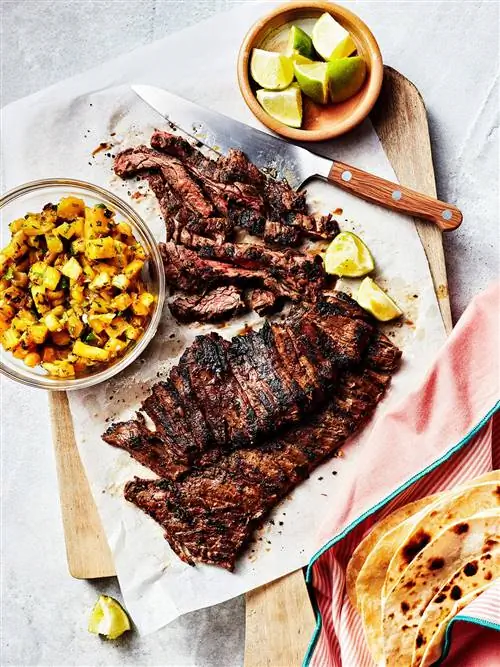 Стейк из юбки с ананасовой сальсой