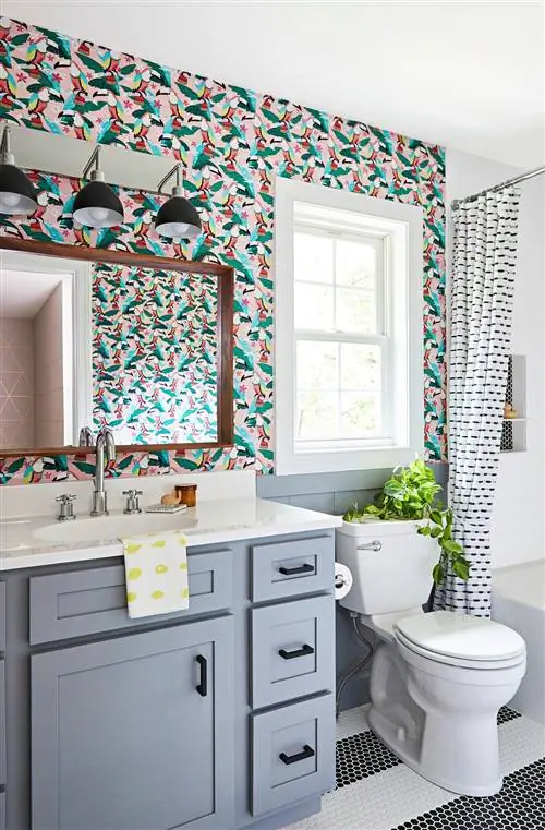 ванная комната с обоями с изображением тукана