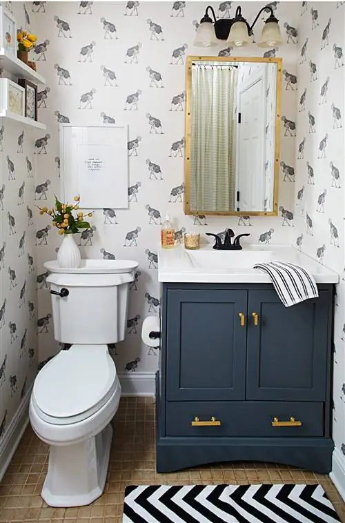 ванная комната с голубыми золотыми страусиными обоями