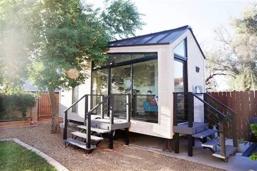 дополнительный жилой блок с лестницей и стеклянными дверями на заднем дворе