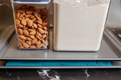 прессование тофу на противнях с пластиковыми контейнерами для пищевых продуктов