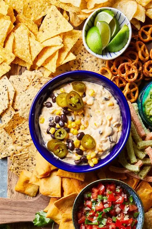 доска Tex-Mex Cheese Dip с сальсой, гуакамоле и различными чипсами