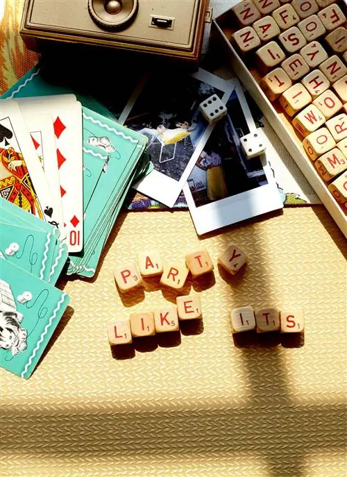 Карты и фишки Scrabble, которые заклинают Карты и фишки Scrabble, которые заклинают