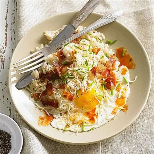 Чаши с рисом с беконом и яйцом