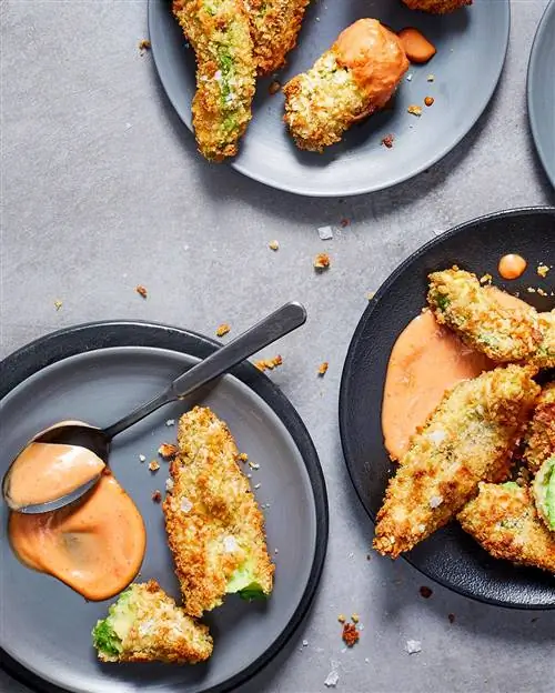 Фритюрница с авокадо на серых тарелках с соусом