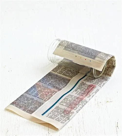 начните сбрасывать мокрую газету вокруг маленькой банки