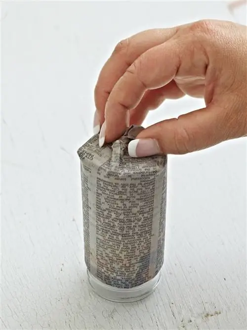 влажная газета обжимает пресс вокруг банки начать семена