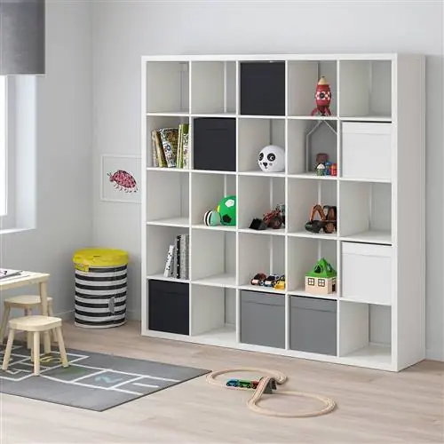 Книжная полка из белого куба в игровой комнате