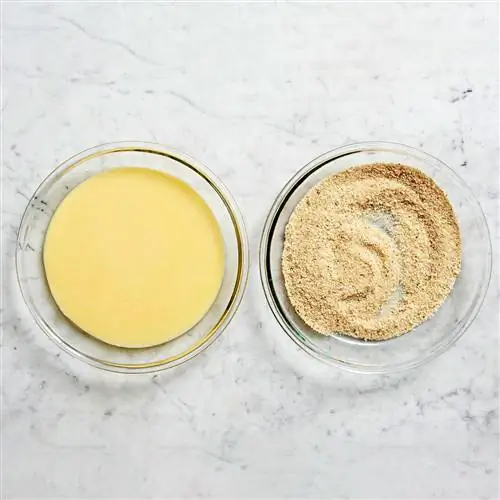 яичная смесь и панировочные сухари в блюдах