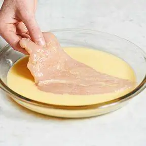 обвалять курицу в яичной смеси