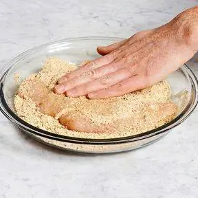 посыпать курицу панировочными сухарями
