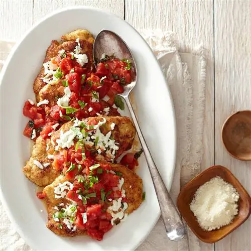 курица пармиджана на тарелке с высоты птичьего полета