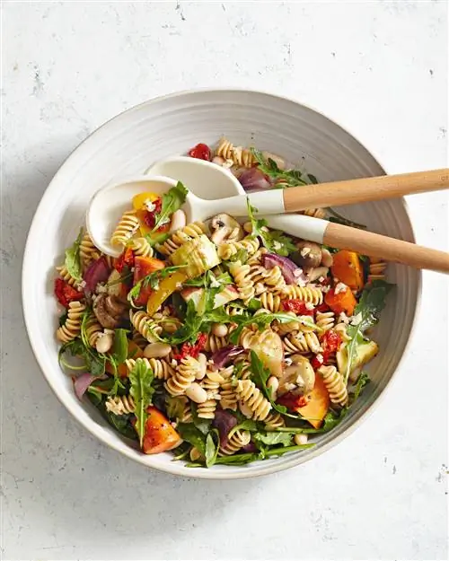 Салат из запеченных овощей с макаронами