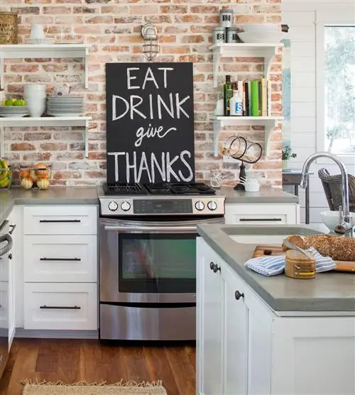 фартук из мелиорированного кирпича на кухне