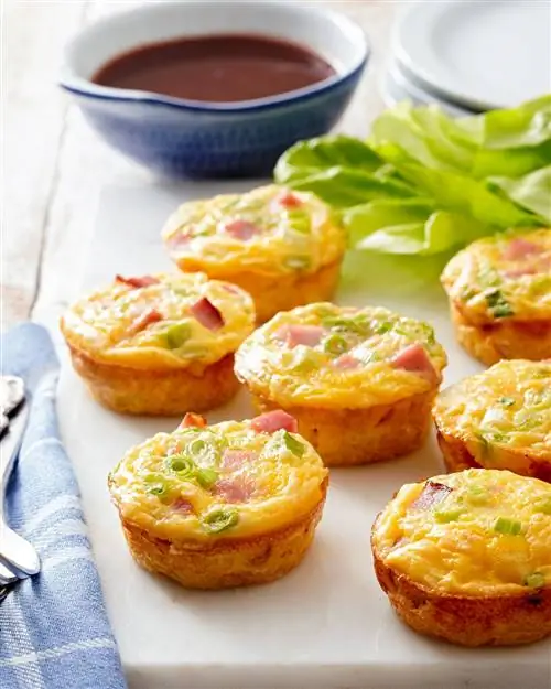 Азиатские чашки из яиц и риса со сливовым соусом