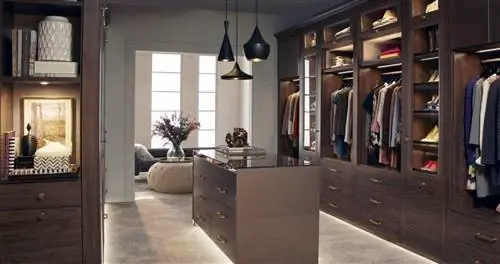 большой организованный шкаф