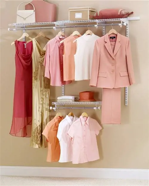 висит розовая и белая одежда