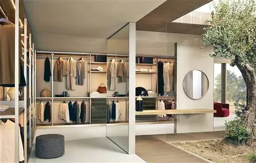 шкаф с выходом на улицу