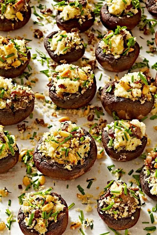 Грибы, фаршированные травами и козьим сыром