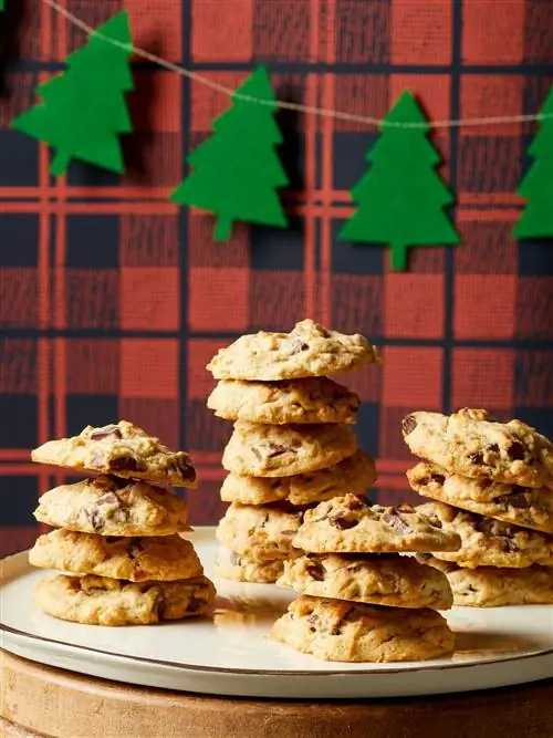 Печенье Bourbon Toffee Cookies на подставке с красным пледом и фоном рождественской елки