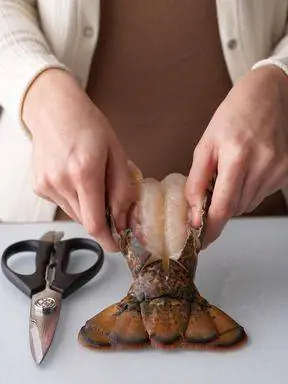 разложить мясо хвоста омара разложить мясо хвоста омара