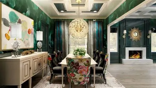 гламурная столовая с большой люстрой и темно-зелеными стенами