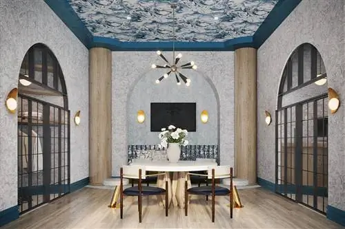 Большой офис с голубыми обоями на потолке