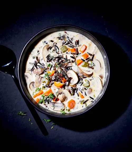 тарелка сливочного супа из дикого риса с грибами