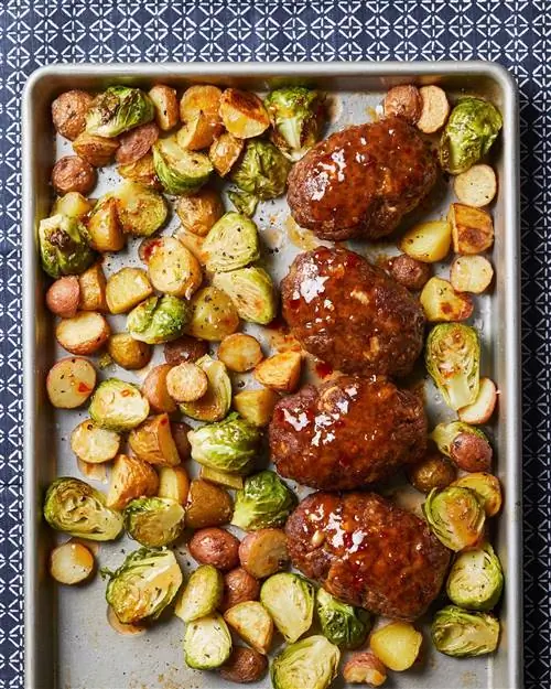 противень с мясными мини-рулетами с брюссельской капустой и картофелем противень с мясными мини-рулетами с брюссельской капустой и картофелем