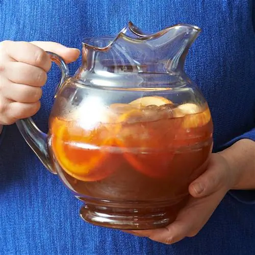 Cranberry Cider Sangria в стеклянном кувшине
