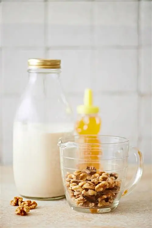 Ореховое молоко в стеклянной бутылке