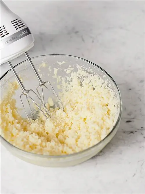 Взбивание сахара и масла с помощью стеклянной чаши ручного миксера