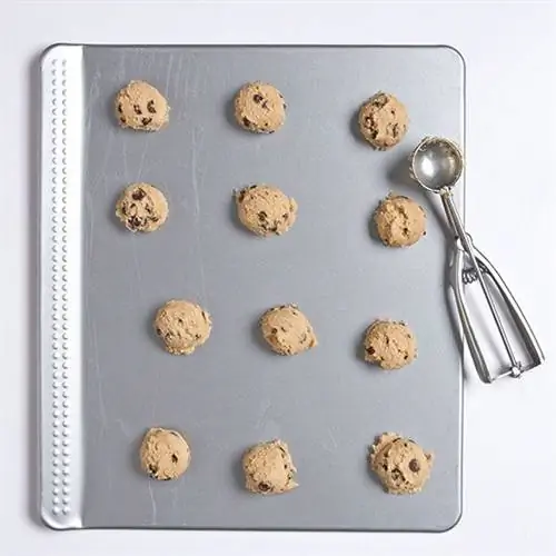 тесто для печенья с шоколадной крошкой на сковороде