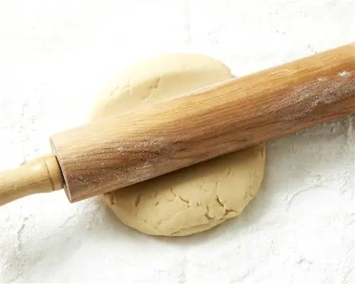 скалка с тестом для печенья