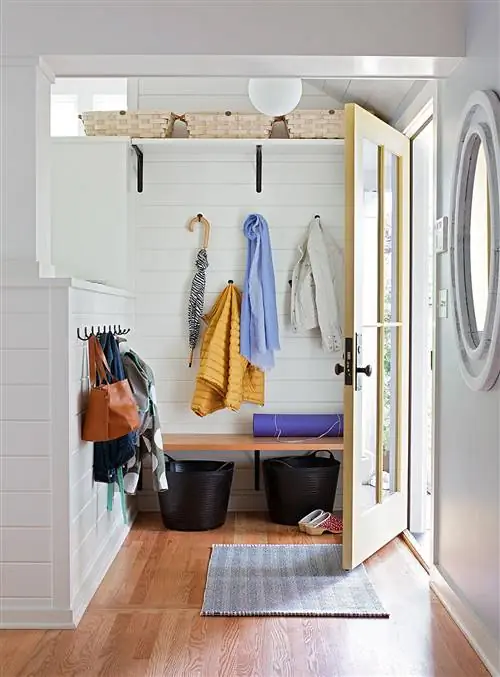 минималистская прихожая со скамейкой, корзинами и крючками