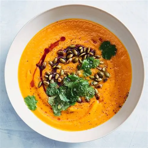 Суп из сладкого картофеля с карри в белой миске