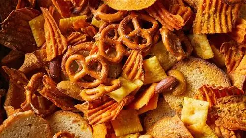 крупный план смеси закусок из сладкого картофеля с пармезаном и ранчо