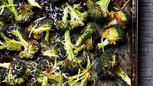 Простая запеченная брокколи с пекорино и лимоном