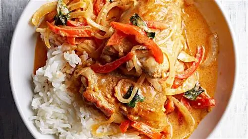 Куриное карри по-тайски с базиликом и жасминовым рисом